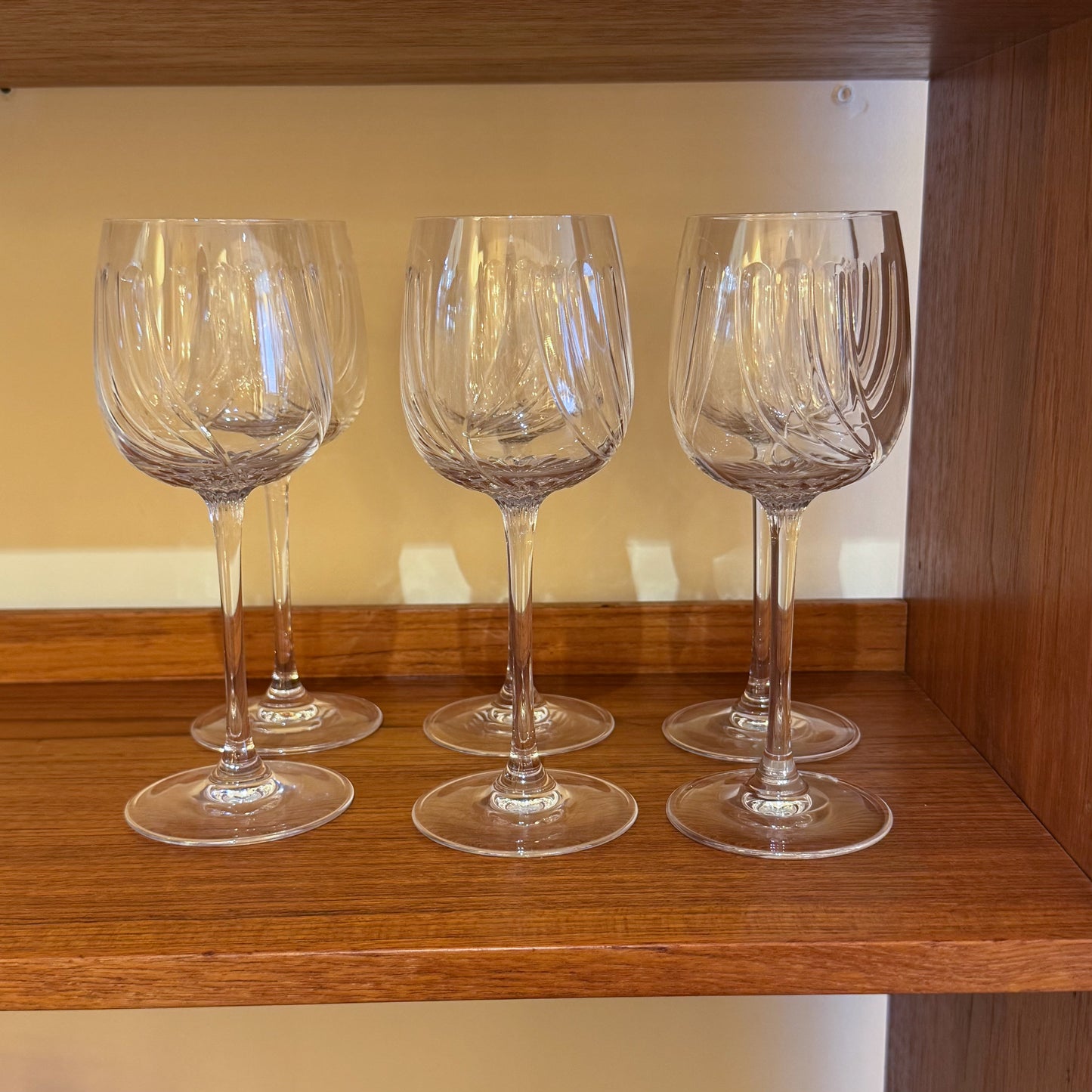Twisted optic crystal glasses