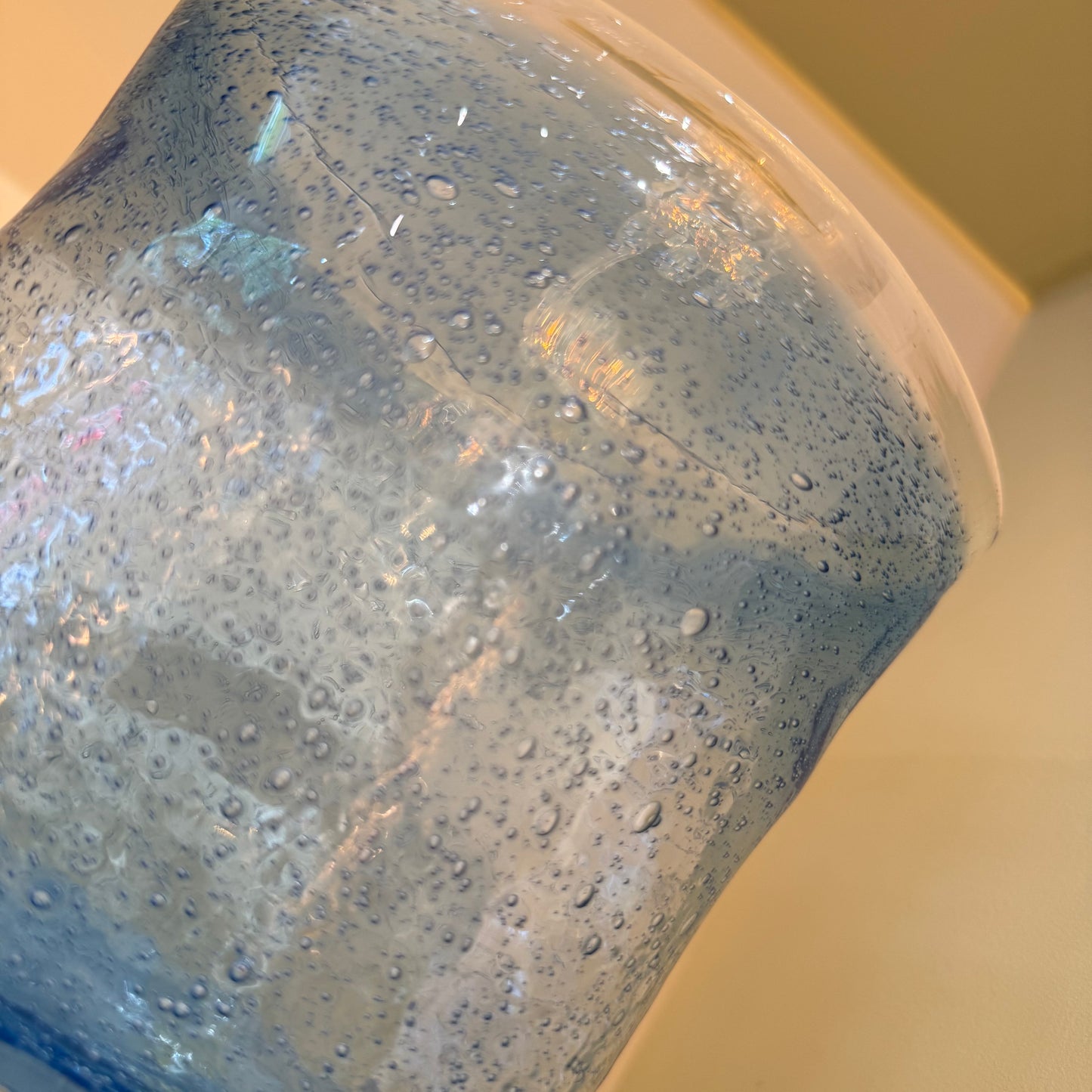 Ovale vaas van blauw bubbelglas