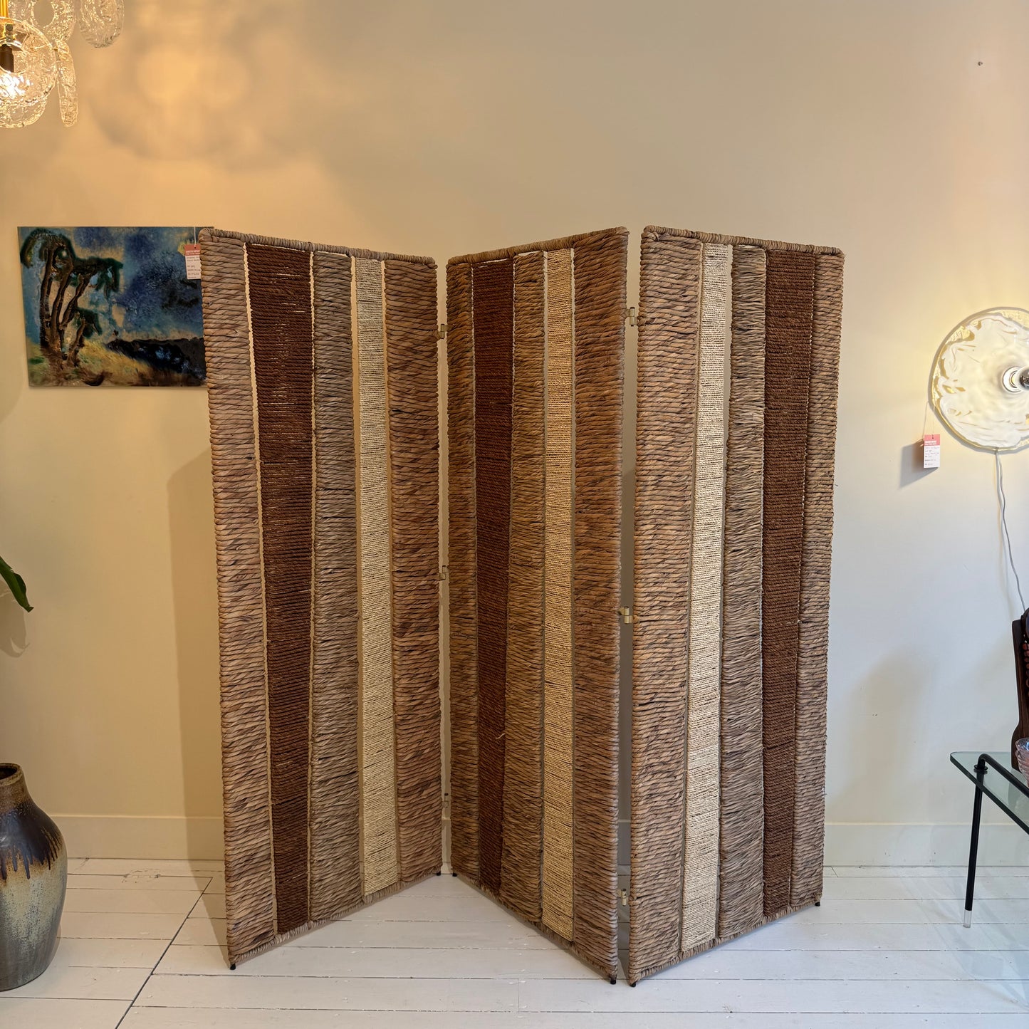 Kamerscherm van riet, rotan en touw