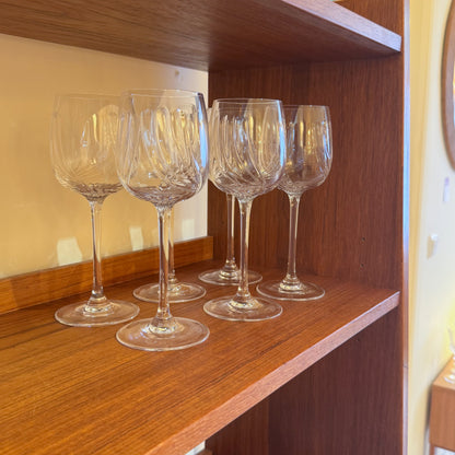 Twisted optic crystal glasses
