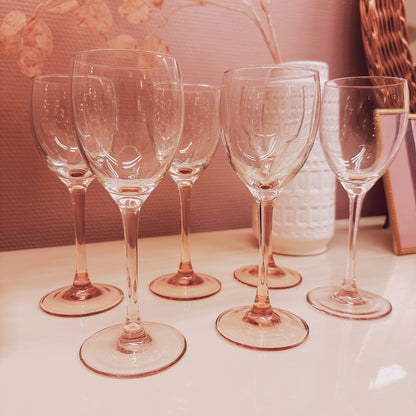 Het klassieke vintage roze wijnglas
