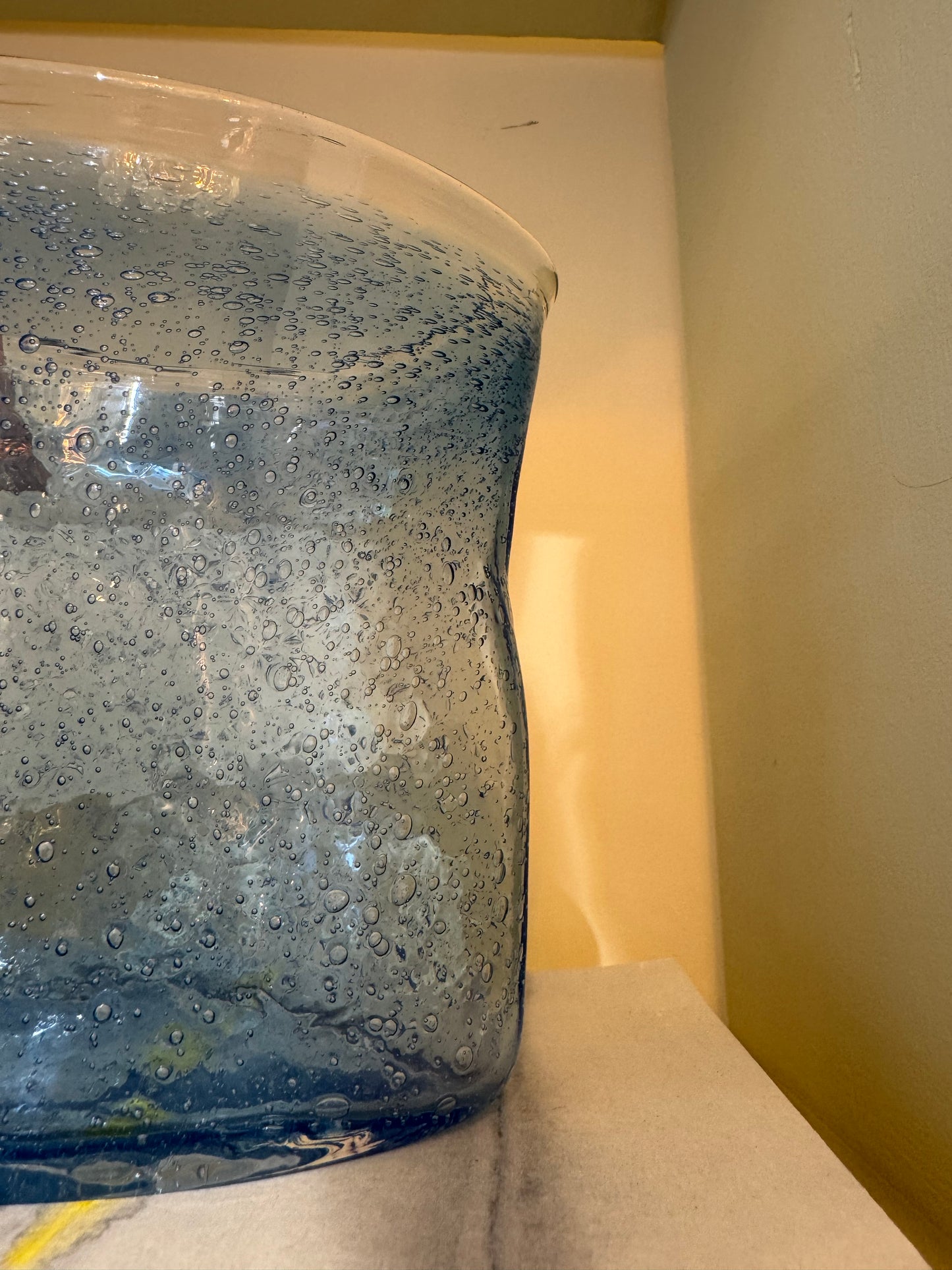 Ovale vaas van blauw bubbelglas