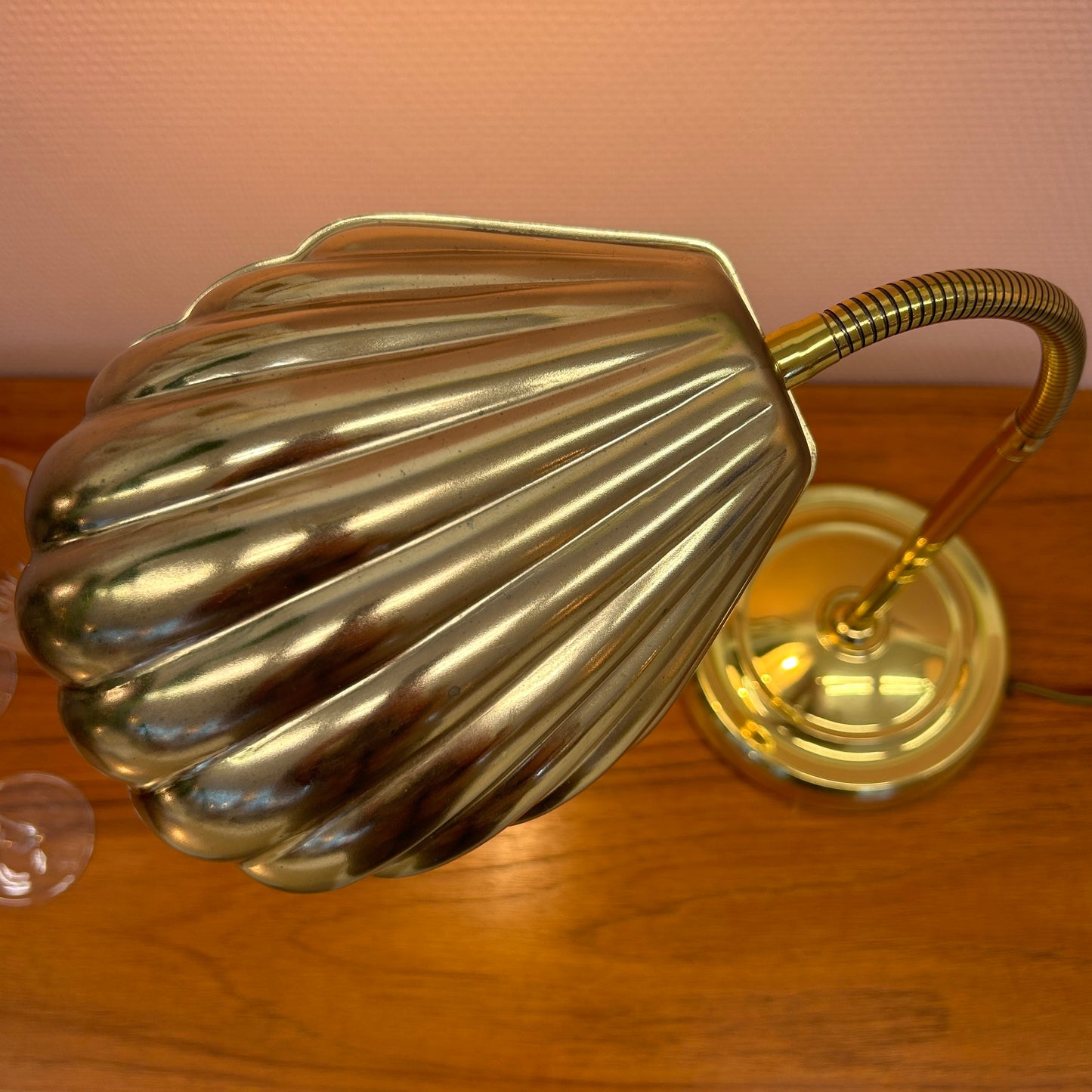 Shell desk lamp