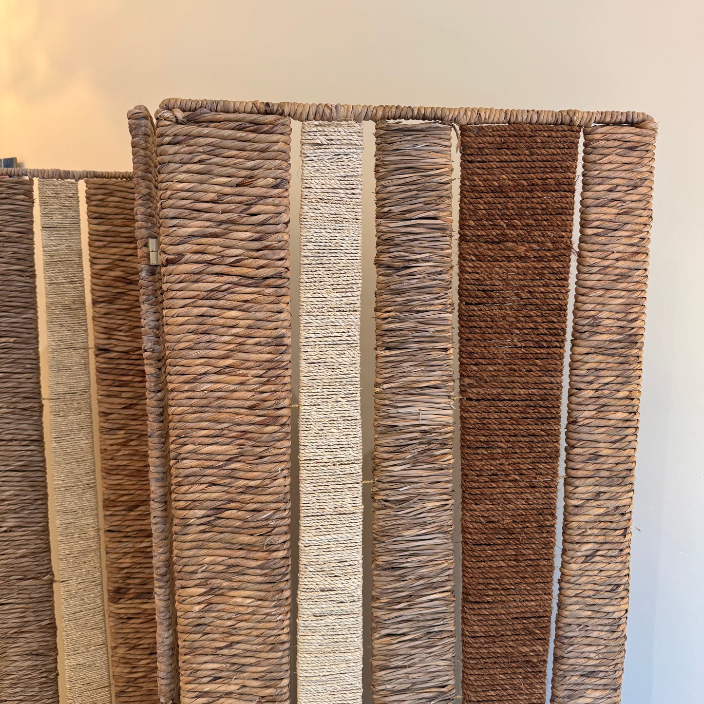 Kamerscherm van riet, rotan en touw