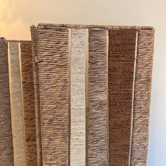 Kamerscherm van riet, rotan en touw