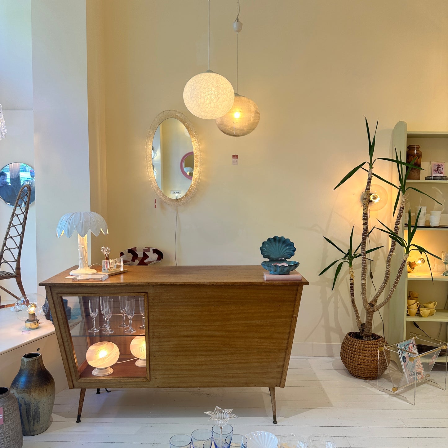 Illuminated Hillebrand mirror with acrylic frame