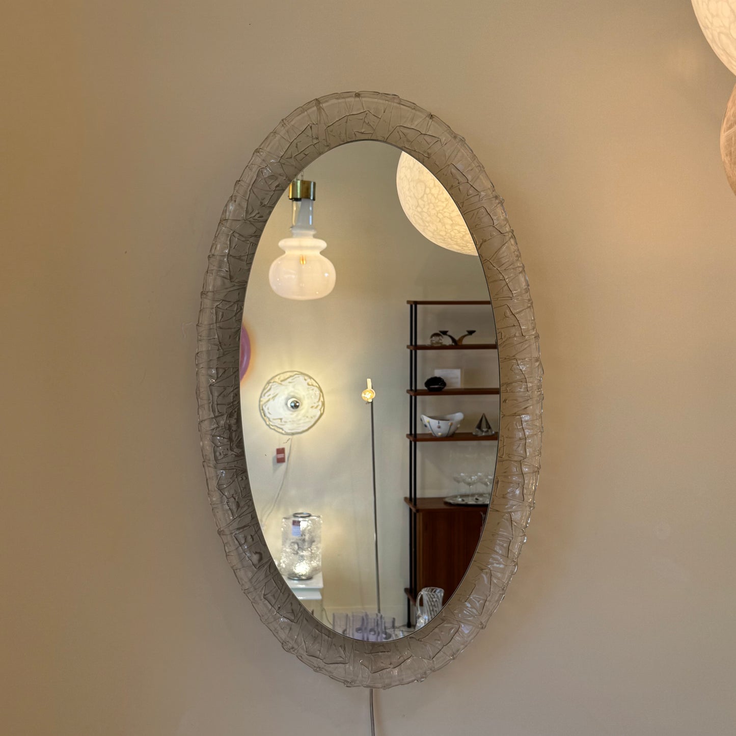 Illuminated Hillebrand mirror with acrylic frame
