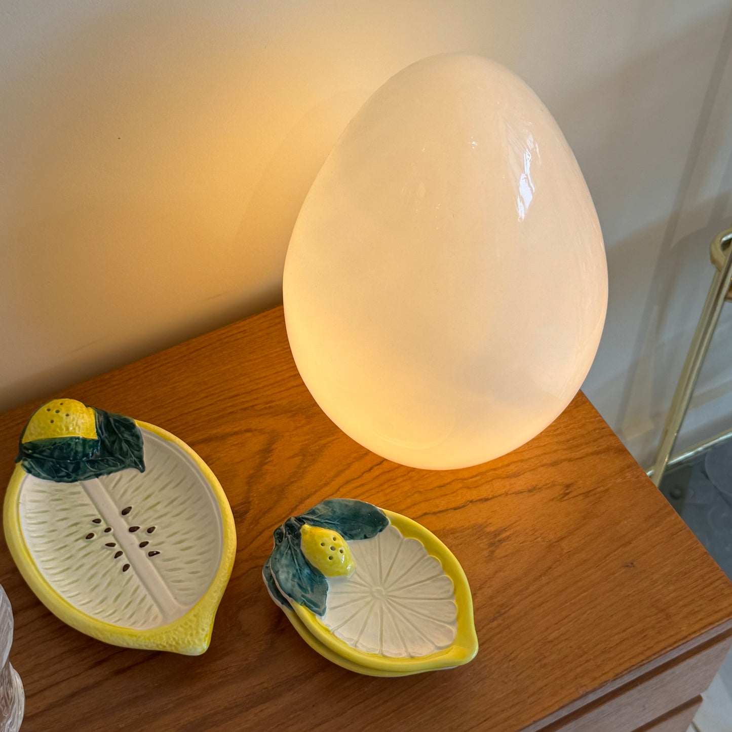 Swirly egg table lamp in Murano glass