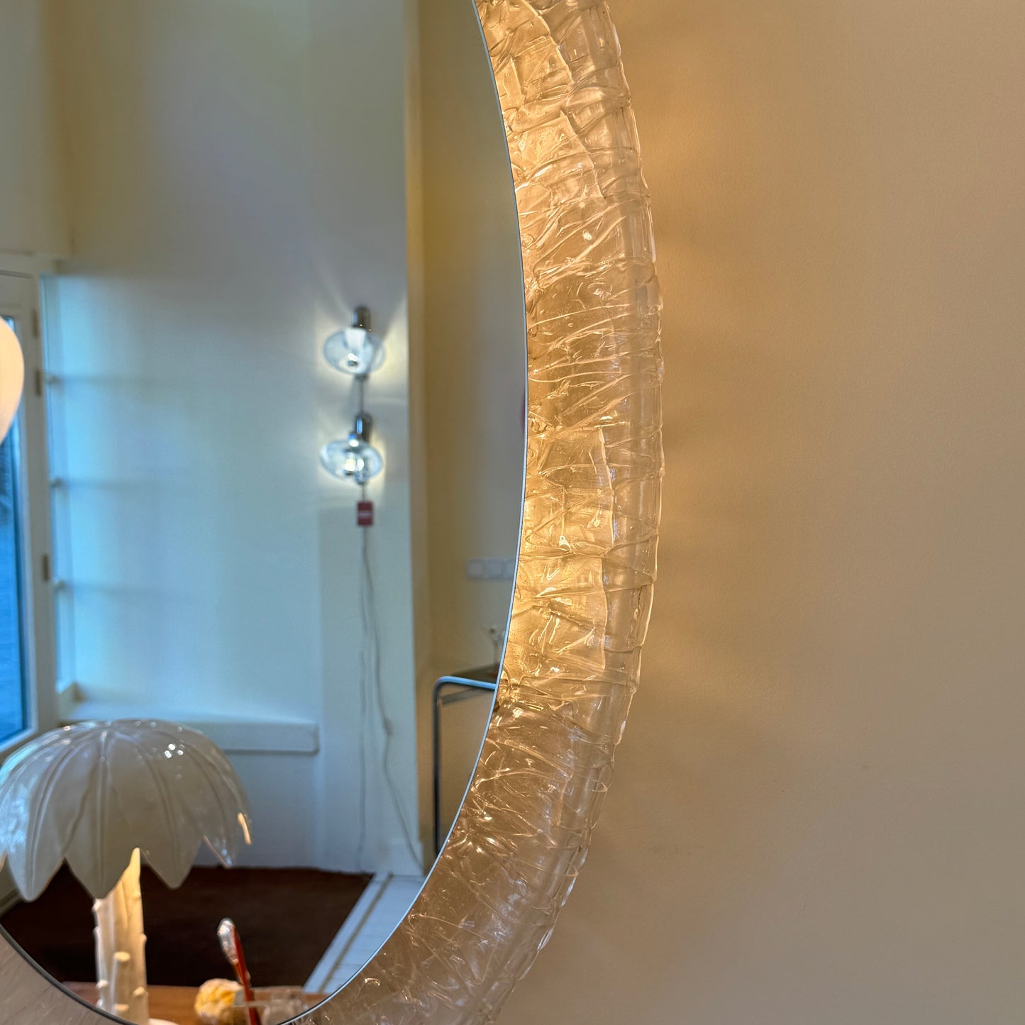 Illuminated Hillebrand mirror with acrylic frame