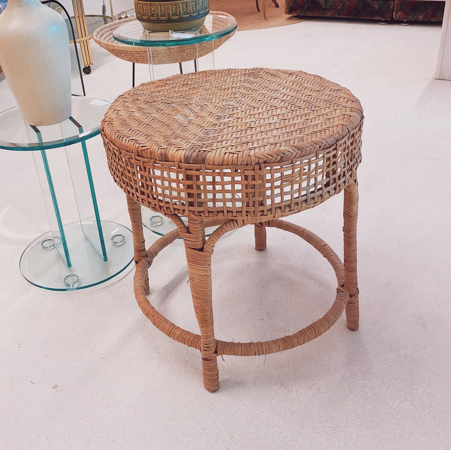 Round glass pedestal / sidetable