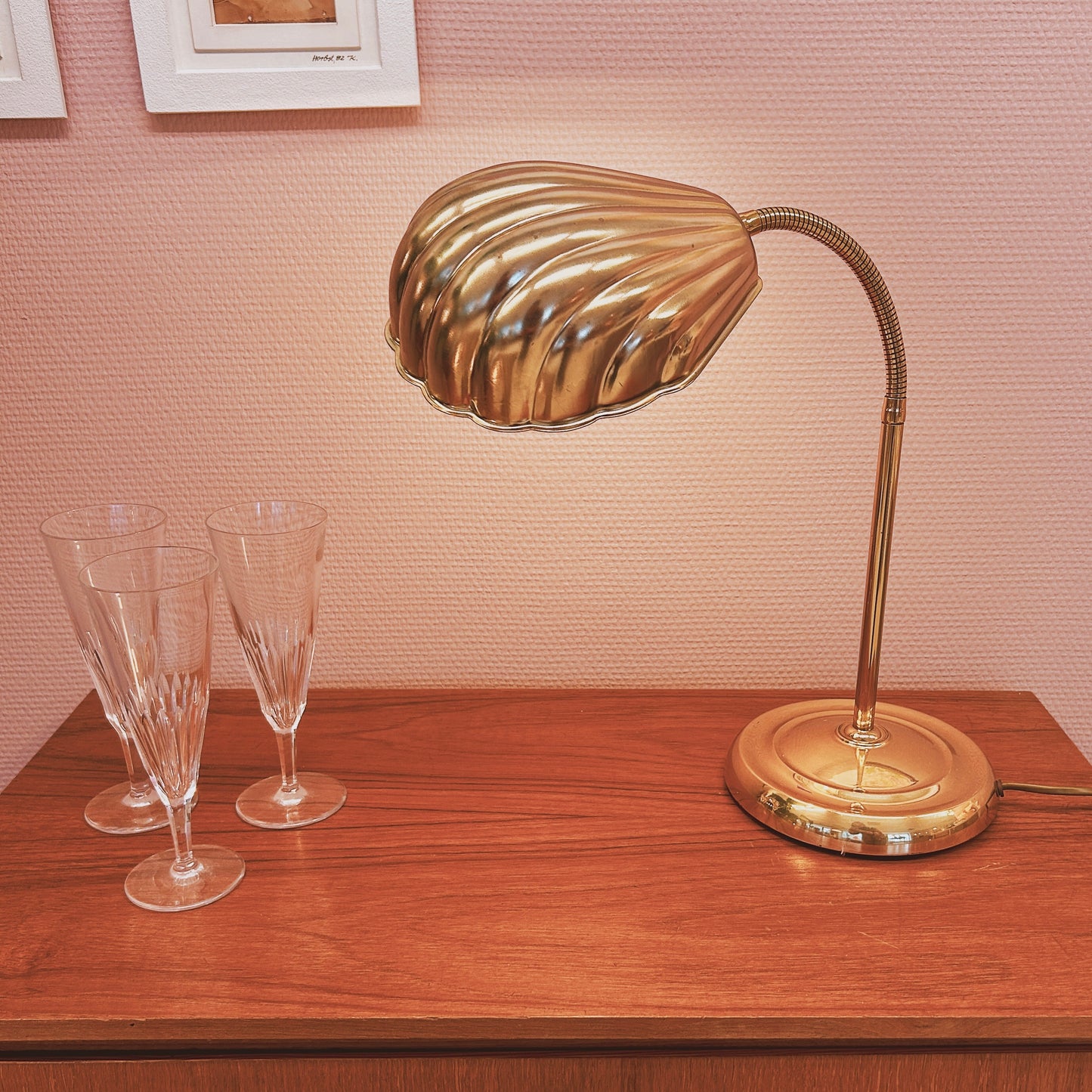 Shell desk lamp