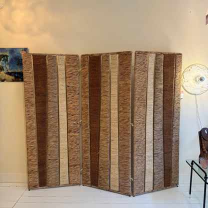 Kamerscherm van riet, rotan en touw