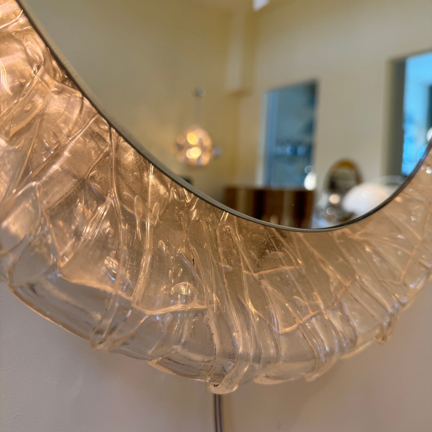 Illuminated Hillebrand mirror with acrylic frame