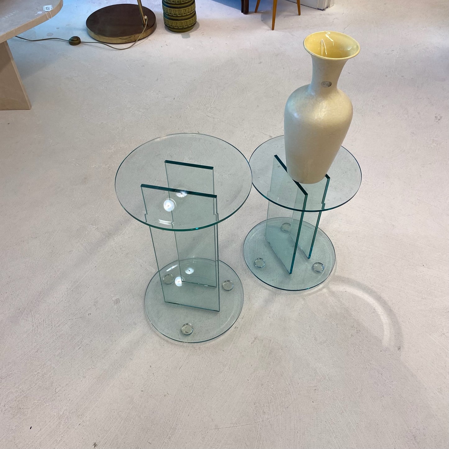 Round glass pedestal / sidetable