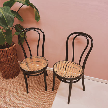 Thonet zwarte stoelen van gebogen hout met riet