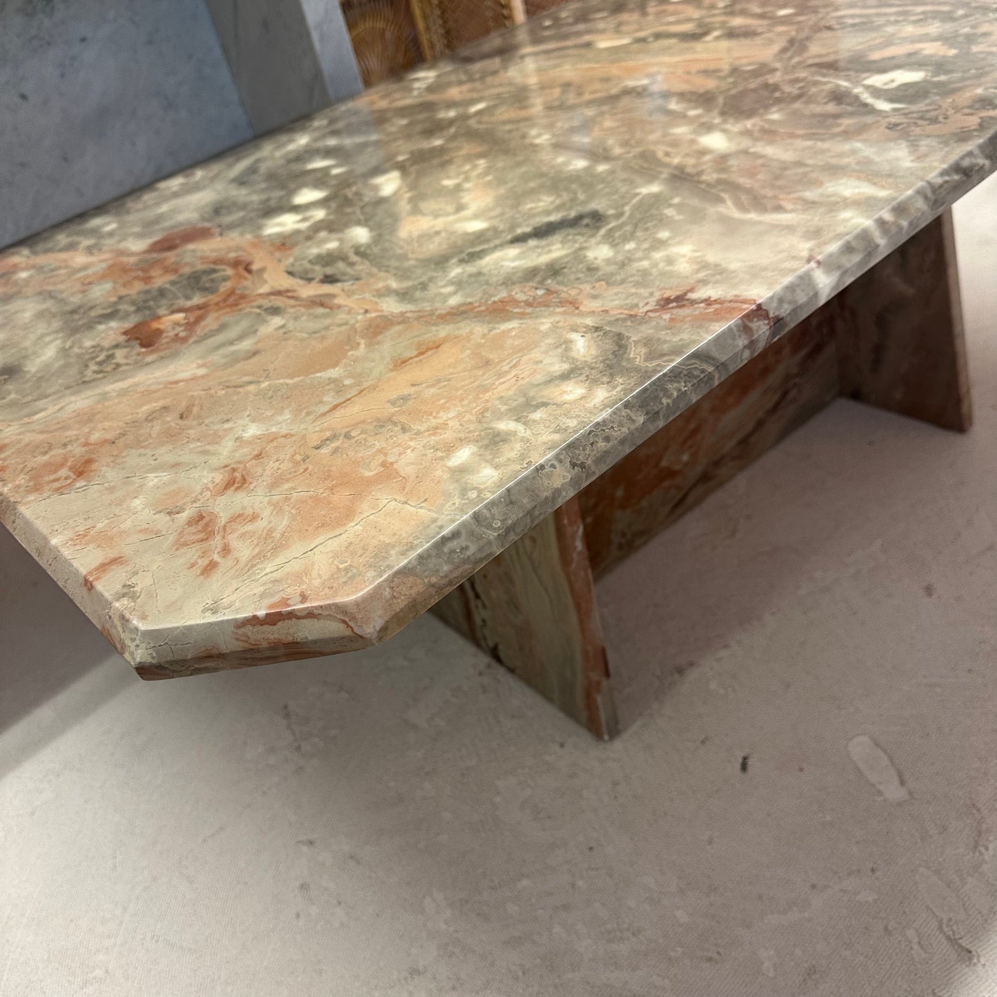 Marmeren salontafel met grijze en roze details