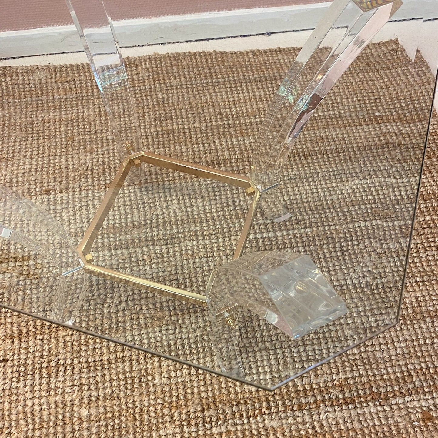 Lucite bijzettafel met glazen blad