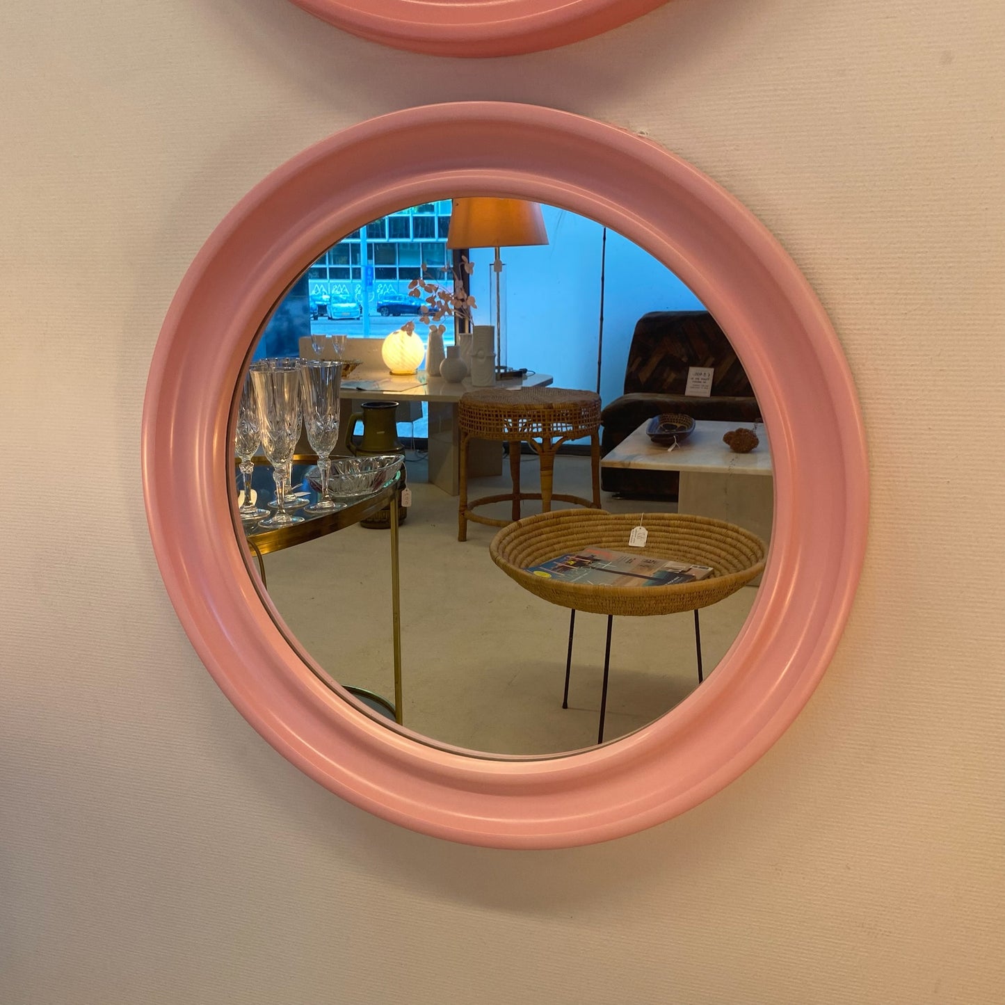 Roze ronde spiegel uit de jaren 80