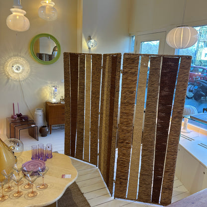 Kamerscherm van riet, rotan en touw