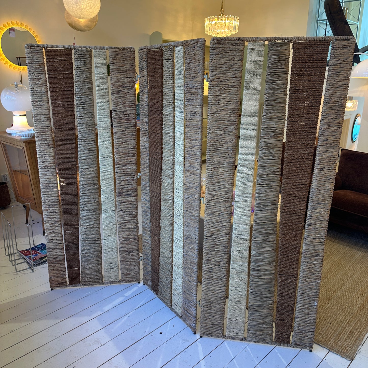 Kamerscherm van riet, rotan en touw