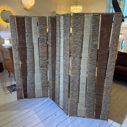 Kamerscherm van riet, rotan en touw