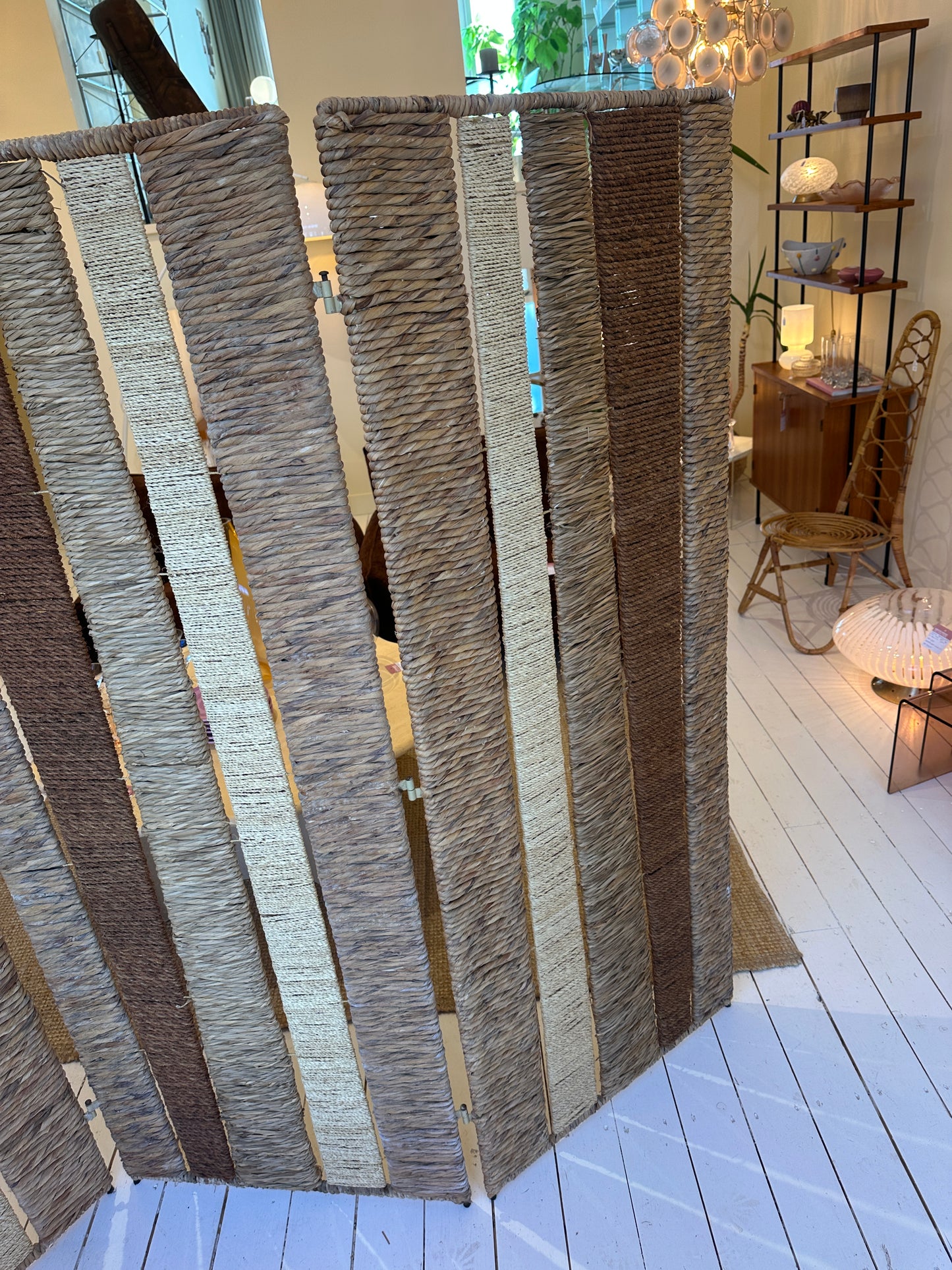 Kamerscherm van riet, rotan en touw