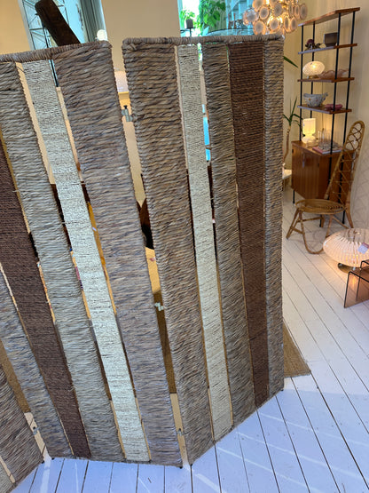 Kamerscherm van riet, rotan en touw