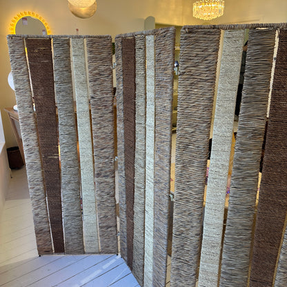 Kamerscherm van riet, rotan en touw