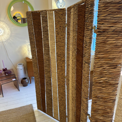 Kamerscherm van riet, rotan en touw