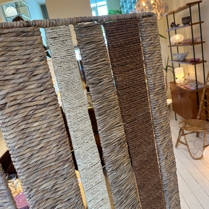 Kamerscherm van riet, rotan en touw