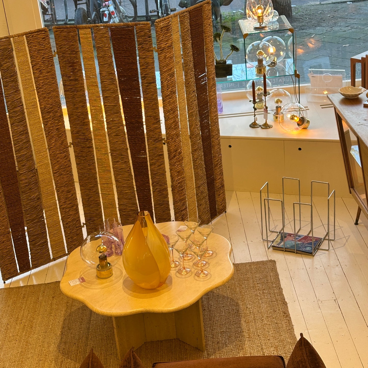 Kamerscherm van riet, rotan en touw