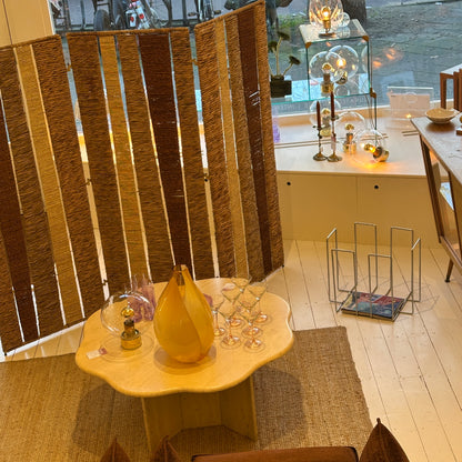 Kamerscherm van riet, rotan en touw