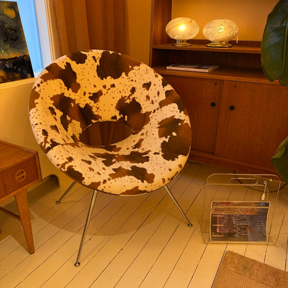 Koeienhuid fauteuil met chrome pootjes