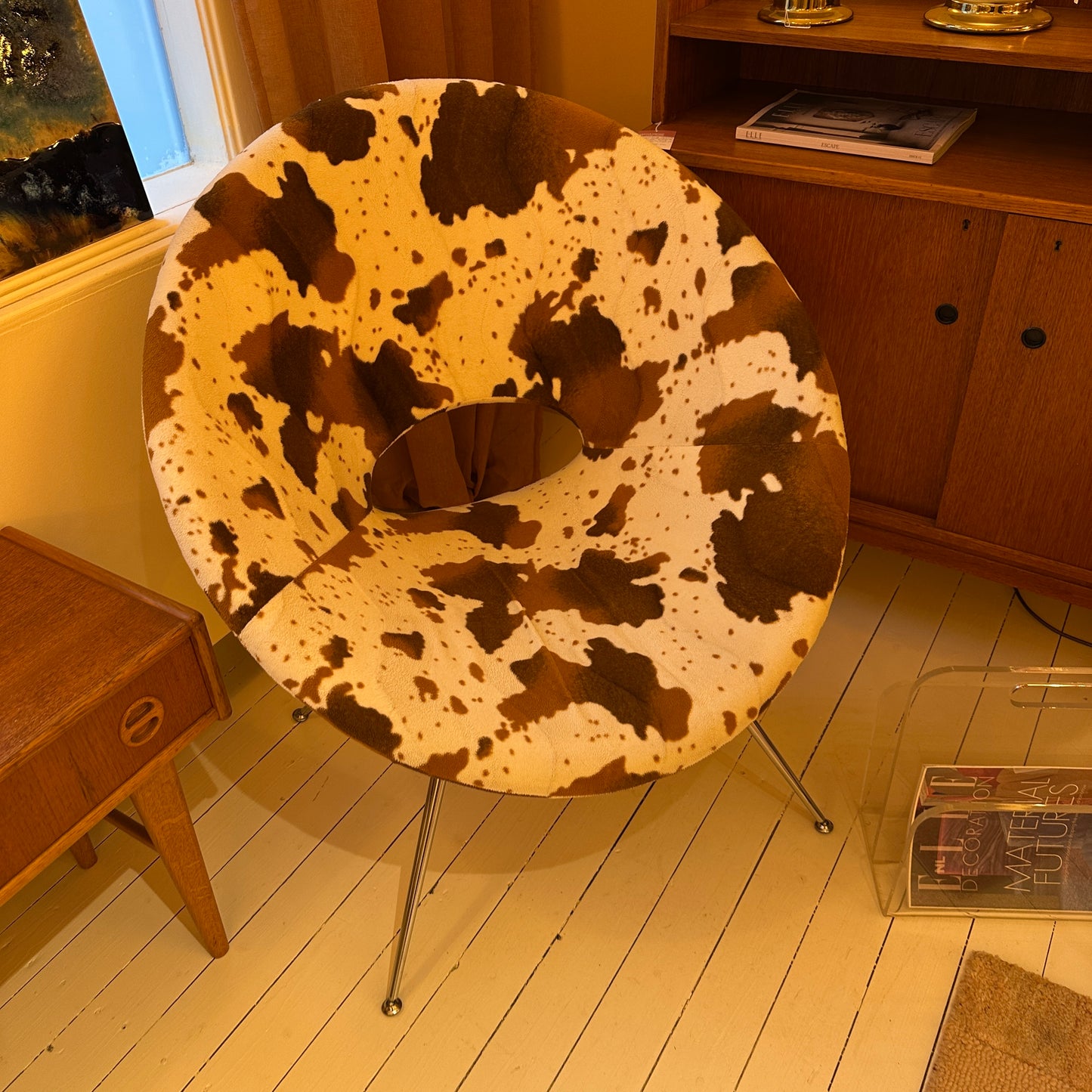 Koeienhuid fauteuil met chrome pootjes