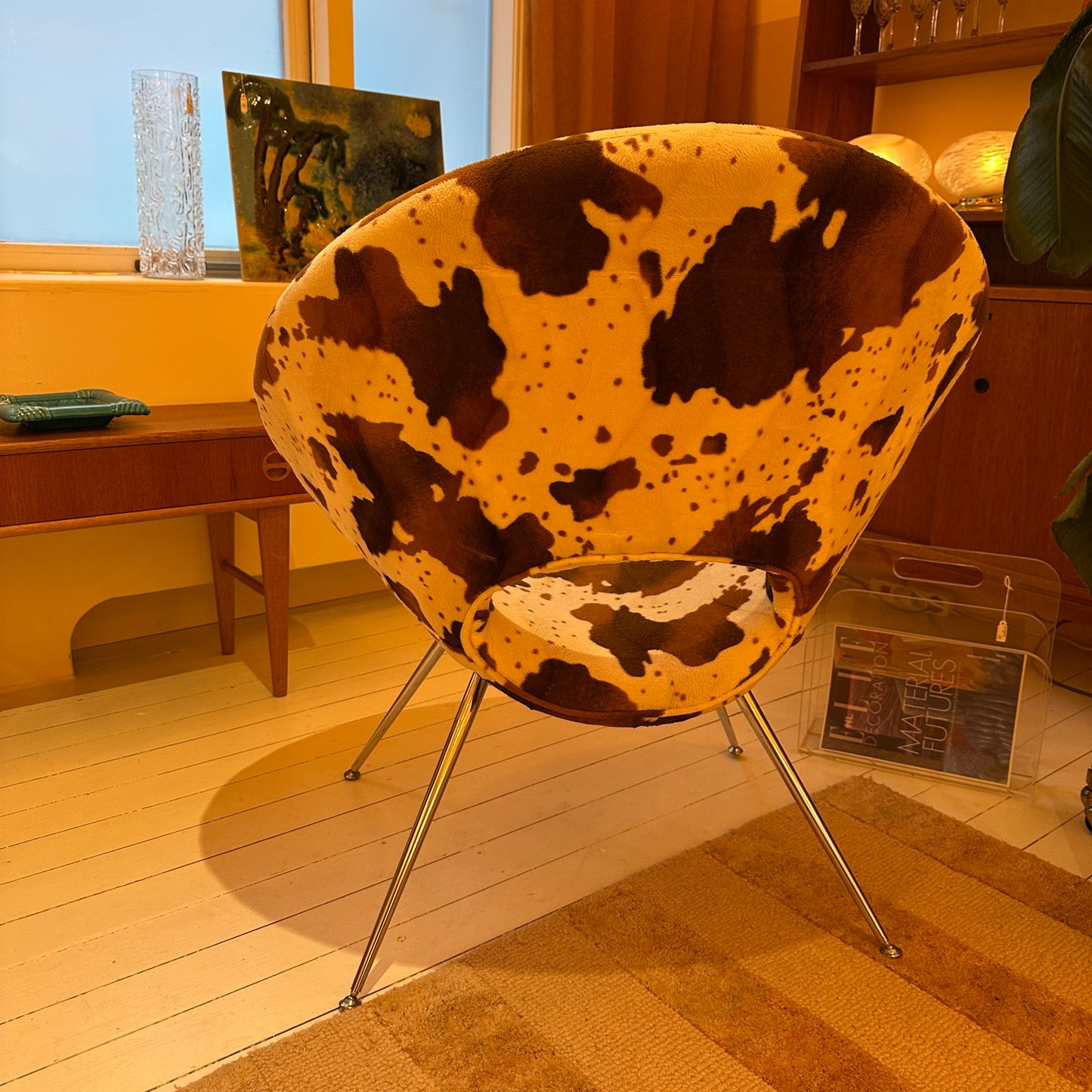 Koeienhuid fauteuil met chrome pootjes