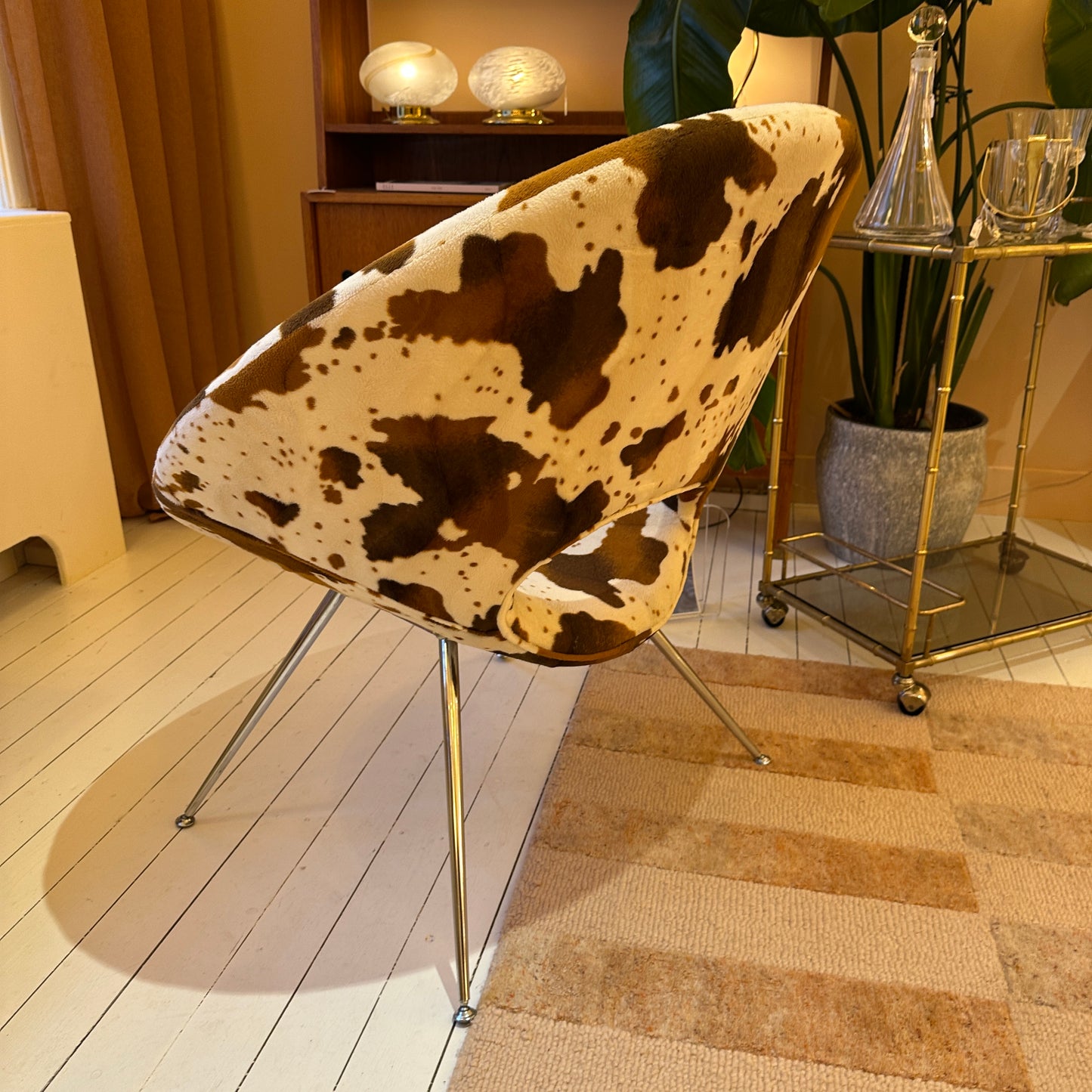 Koeienhuid fauteuil met chrome pootjes