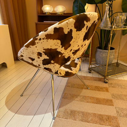 Koeienhuid fauteuil met chrome pootjes