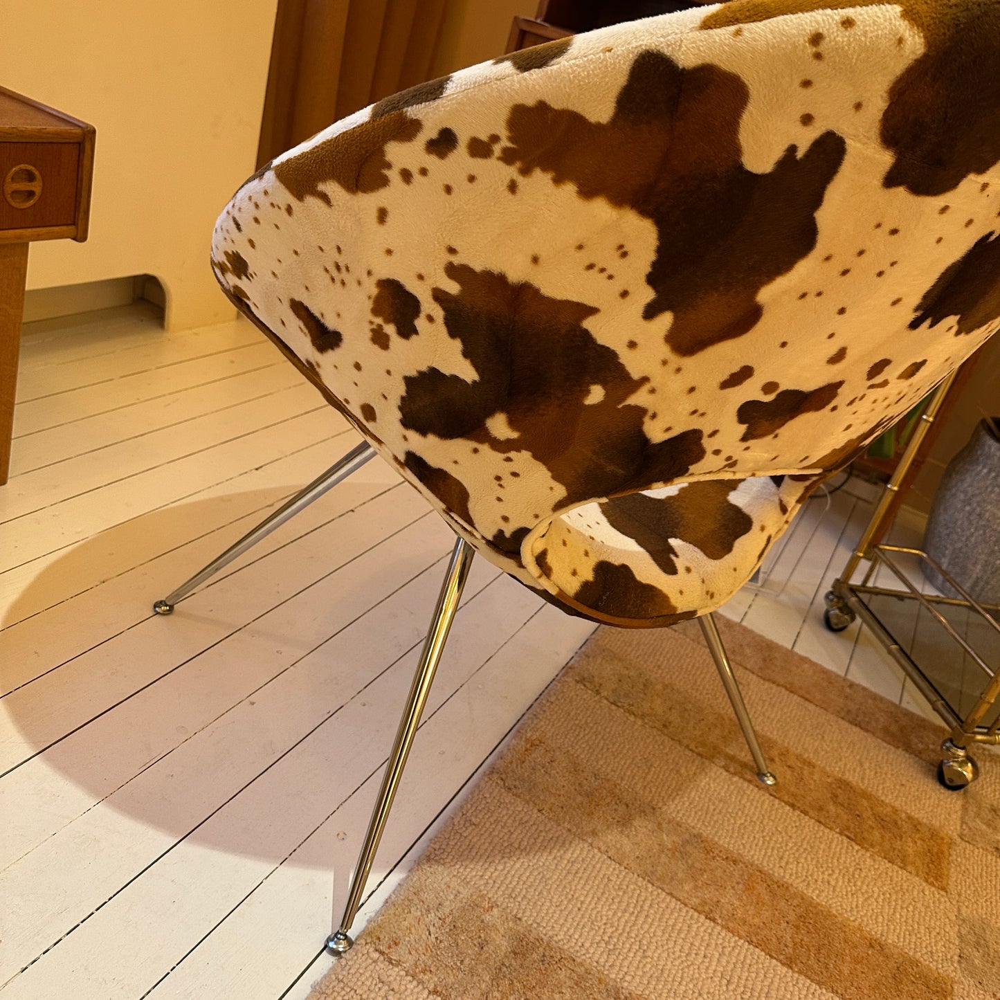 Koeienhuid fauteuil met chrome pootjes