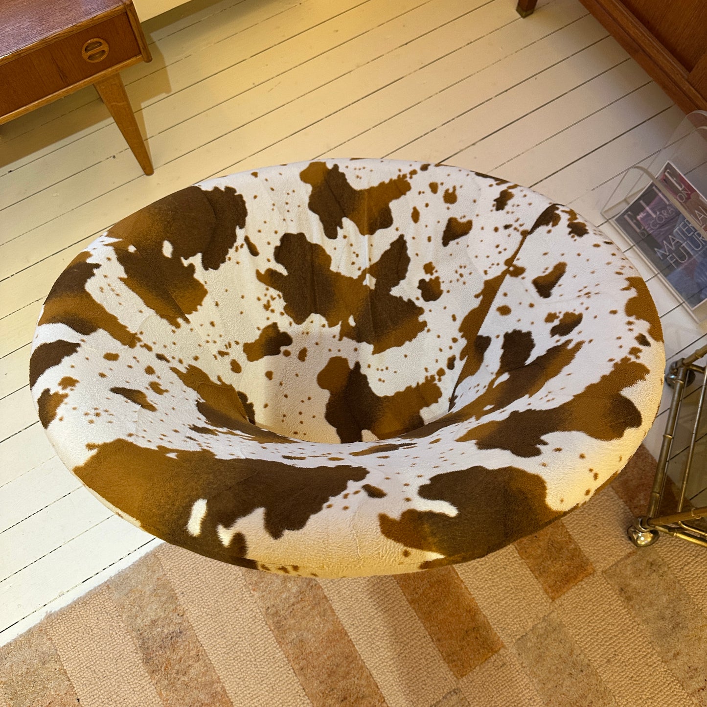 Koeienhuid fauteuil met chrome pootjes