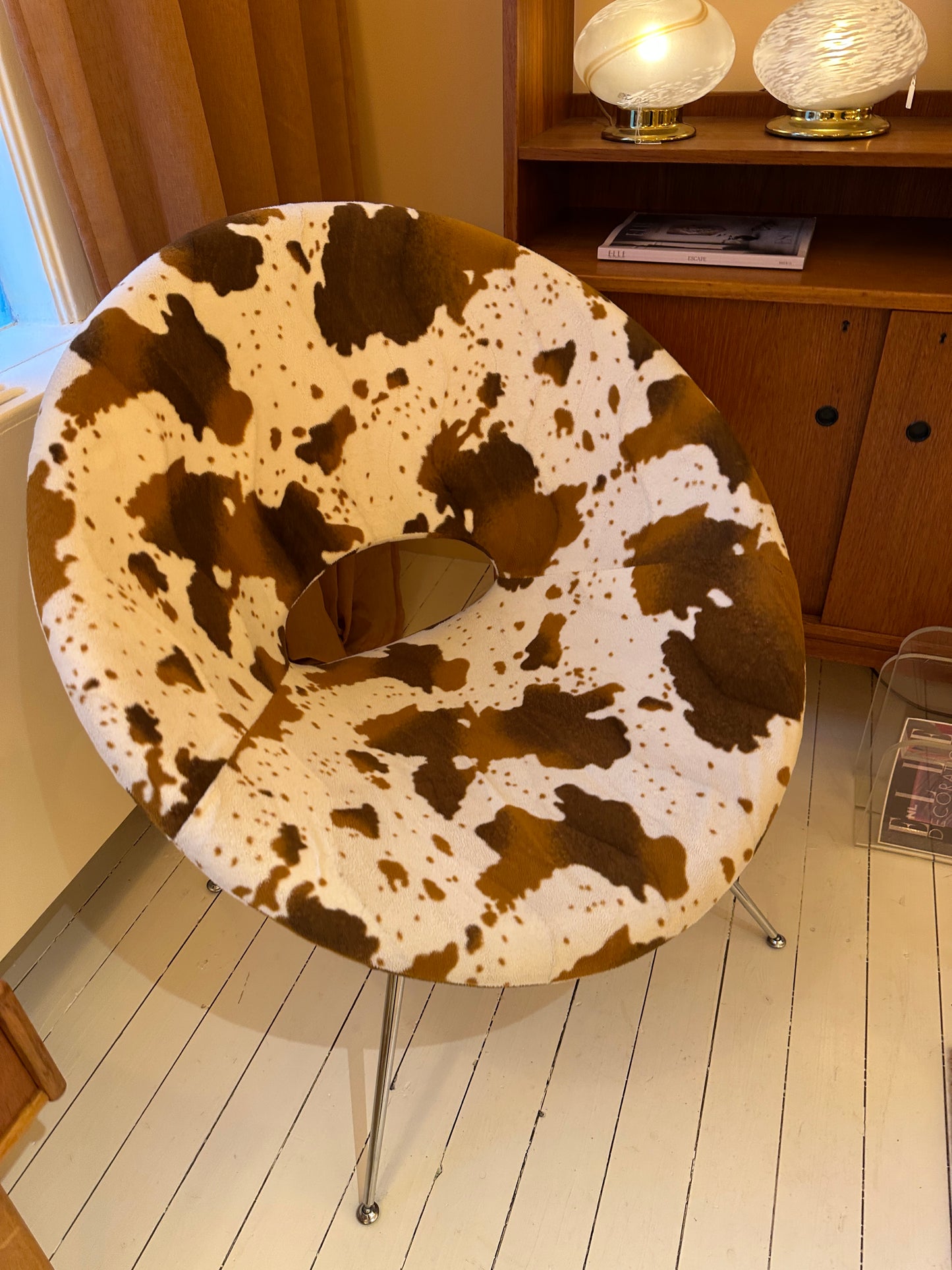 Koeienhuid fauteuil met chrome pootjes