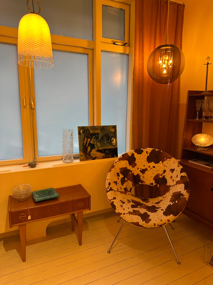 Koeienhuid fauteuil met chrome pootjes