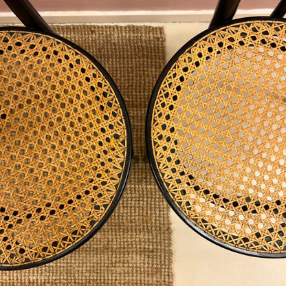 Thonet zwarte stoelen van gebogen hout met riet